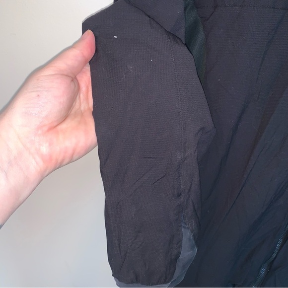 Arc'teryx Men's Atom Black Hooded Jacket - Picture 11 of 13